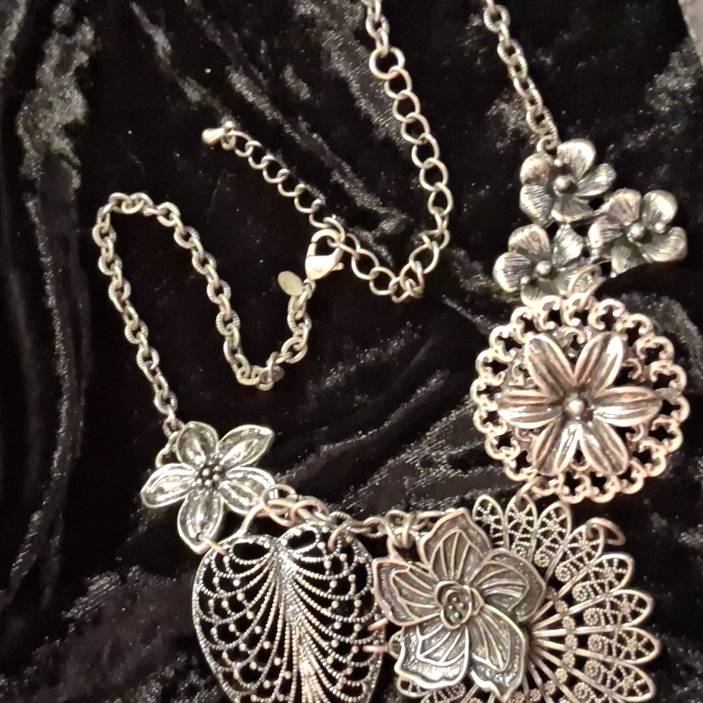 Premier Designs Silver Floral Charm Necklace - Picture 7 of 8